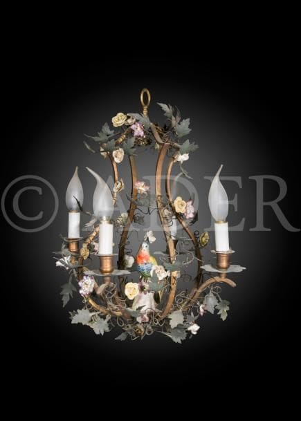 Lustre à quatre lumières et paire d’appliques en tôle peinte et porcelaine polychrome, les appliques à deux lumières et fût à nœuds de ruban.
XIXe siècle (accidents et manques).
H (lustre) : 50 cm
H (appliques) : 30 cm