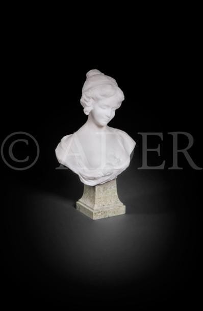 Henri Weigele (1858-1927)
Buste petite nature de femme
Marbre blanc
Signé au dos « H. Weigele »
H : 34 cm dont piédouche en marbre vert : 10 cm

Artiste né dans le Haut-Rhin, à Schierbach, Henri Weigele étudia sous l’autorité de Jules Frenschechi , lui-même élève de François Rude. Sociétaire des artistes français en 1902, il se spécialisa dans la création des bustes en marbre représentant des thèmes mythologiques, des personnages historiques ou des personnalités mondaines