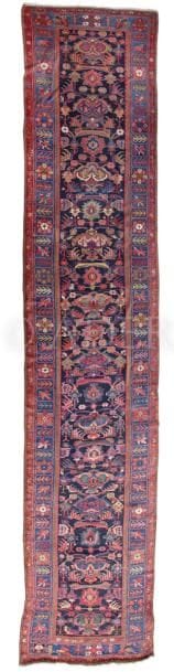 Tapis Karabagh en laine, XXe siècle
Importante galerie du Caucase à décor de motifs stylisés multicolores sur un fond bleu marine. Bordure bleu à fleurs stylisées entourée d’un petit galon rouge .
120 x 580 cm
