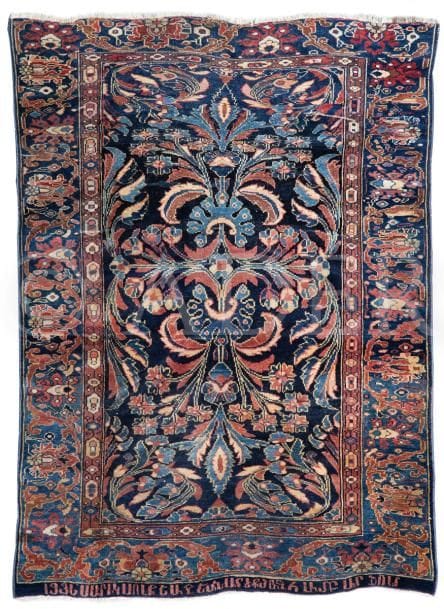 KARABAG
Tapis à décor de deux grandes volutes sur un fond bleu marine, bordure bleu marine à guirlandes de fleurs.
Daté 1936 et signé.
Usé, déformé
147x199 cm