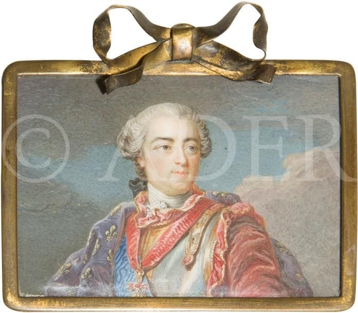 Le roi Louis XV en armure et manteau fleurdelisé, l’ordre de la Toison d’or en commanderie et ceint du ruban bleu de l’ordre du St Esprit, sur fond de ciel nuageux.
Miniature à la gouache sur ivoire du XVIIIe siècle, variante d’après les portraits officiels de Louis-Michel van Loo. (Petite restauration dans le ciel)
Rect. 5 x 7 cm
Cadre surmonté d’un nœud, en métal doré