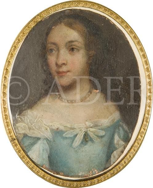 École française du XVIIe siècle 
Jeune femme regardant à dextre, en robe bleue à manches à soufflets, bordée de blanc, collier de perles, bijou au corsage (gland ou perle en pâte de verre)
Petit portrait à l’huile sur cuivre du XVIIe siècle, ovale 7,6 x 6,1 cm (petits manques et repeints).
Dans un cadre à miniature du XIXe siècle en bois à large visière de laiton doré, rect. 14,6 x 13 cm (fente)