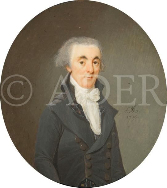 Le miniaturiste « DM » (actif en 1788-1796).
Peintre en miniature qui n’a jamais signé que de ses initiales, D.M. entrelacées. Il travaillait très finement et fut actif à Paris, à Bordeaux ; le musée Lambinet à Versailles conserve une de ses œuvres. Comme dans la plupart de ses portraits, les sourcils sont ici haut placés et le modèle paraît surpris sur un sourire qui s’esquisse.
Portrait d’homme à mi-corps vers la droite, en redingote anthracite, gilet noir gansé de bleu cravate blanche à gros nœud
Miniature sur ivoire de la fin du XVIIIe siècle, signée et datée à droite : DM/1795
Diam. 7 cm
Cadre en bois tourné (fendu)
