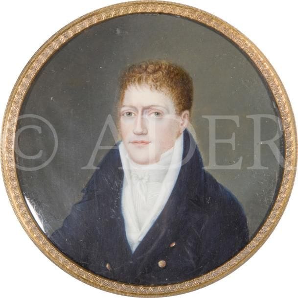 J. LÉAUTÉ (actif vers 1807-1830).
Français émigré qui fut actif notamment en Suède, à Karlstad, puis en France. Ses miniatures connues s’échelonnent entre 1807 et 1819 et sont pour certaines conservées au Nationalmuseum à Stockholm et au musée Sinebrychoff à Helsinki. Cette paire de miniatures atteste du séjour de l’artiste à Nantes en 1816 avant un retour définitif en France vers 1830.
Portrait de femme brune assise à mi-corps vers la droite, en robe blanche taille haute ceinture en ruban bleu ciel, châle rouge brodé de roses, diadème de corail dans les cheveux, En pendant d’un Portrait d’homme blond coiffé de mèches, en costume bleu à boutons dorés
Paire de miniatures sur ivoire du XIXe siècle (1816)
La première signée, datée et localisée à droite : J. Léauté Ft / Nantes May (sic) / 1816
La seconde, à gauche : Léauté Pinxit / Ntes [Nantes]1816
diam. 6,3 cm, cadres en bois bruni à visière de laiton doré 12,7 x 12,1 cm et 12,5 x 12 cm