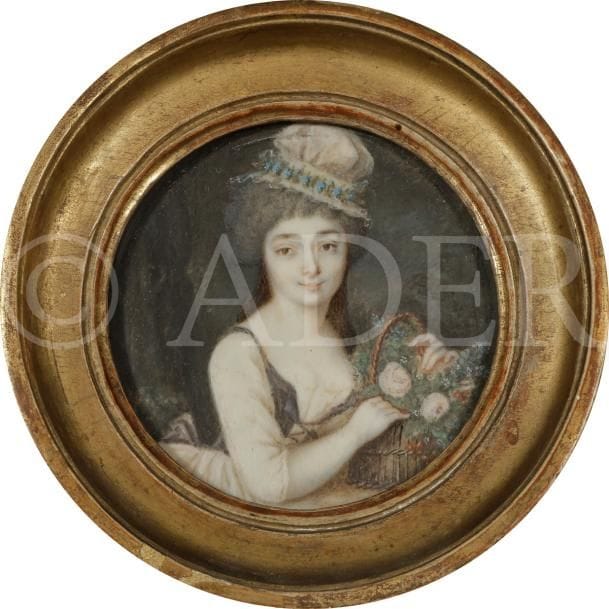 École française de la fin du XVIIIe siècle
Jeune femme au panier de fleurs, coiffée d’une charlotte à ruban bleu, les deux mains visibles, dans un paysage
Miniature sur ivoire de la fin du XVIIIe siècle, diam. à vue 6,8 cm (fente près du cadre, à droite) ; cadre postérieur en bois doré, diam 10,7 cm