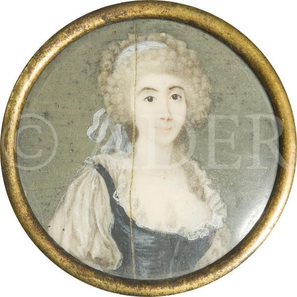 Jeune femme coiffée de roses et tenant des fleurs, en buste de trois-quarts à gauche
Miniature sur ivoire de la fin du XVIIIe siècle (fendillement vertical côté gauche)
Diam. : 6,7 cm, cadre en bois tourné, diam. 10,6 cm
Jeune femme en chignon Apollo et robe noir sur fond brun
Miniature sur ivoire du XIXe siècle (quelques salissures sous le verre)
Ovale, H. 5,5 cm, cadre rect. en bois noirci, 11 x 9,6 cm
Jeune femme en perruque et robe bustier bleue
Miniature sur ivoire de la fin du XVIIIe siècle (fendue)
Diam. : 5 cm, cadre en bois tourné XIXe siècle, diam. 12,5 cm