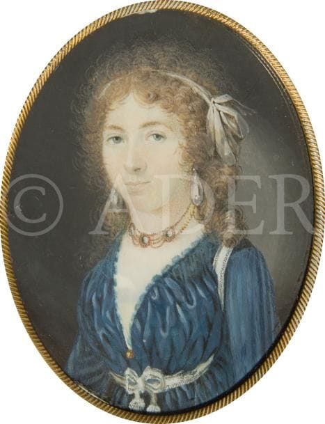 Jeune Femme blonde, en robe bleue froncée à ceinture argent remontant sur l’épaule, parure au cou et grosses perle en boucles d’oreille, un ruban dans sa coiffure bouffante
Miniature sur ivoire de la fin du XVIIIe siècle, ovale, 6,7 x 5,5 cm (petite fente verticale en bas, peu visible), cerclée de laiton doré.

On y joint un portrait d’enfant relevant sa chemise pour tenir une brassée de roses
Miniature sur ivoire du XIXe siècle, ovale 7 x 5,7 cm, cerclée de laiton doré (petit éclat au bord du verre)