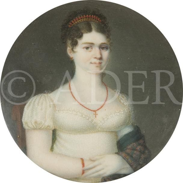École française du XIXe siècle
Femme à la parure de corail (peigne, collier avec sa croix, bracelet et boucles d’oreilles) assise les bras croisés, une main visible, en robe de plumetis blanc à taille haute et châle de cachemire 
Miniature sur ivoire du XIXe siècle, vers 1815-1820, époque Restauration, diam. à vue 6,8 cm cerclée d’écaille, dans un écrin, peu courant, en loupe de thuya à couvercle à vis, diam 8,6 cm 
Joint d’artiste visible au bord gauche