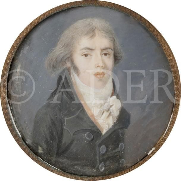 Portrait d’homme aux cheveux poudrés, costume à haut col époque Directoire
Miniature sur ivoire de la fin du XVIIIe siècle (mouillures sur les bords)
Diam. : 6,5 cm, cadre en bois tourné et visière de laiton, diam. 10,8 cm
Portrait d’homme en buste de face, un ruban rouge au revers du costume noir, vers 1825
Miniature sur ivoire du XIXe siècle, ovale à vue 4,8 x 3,8 cm, dans un joli cadre en gutta percha moulé à décor d’arabesques et de stries, rect. 10,5 x 9,5 cm