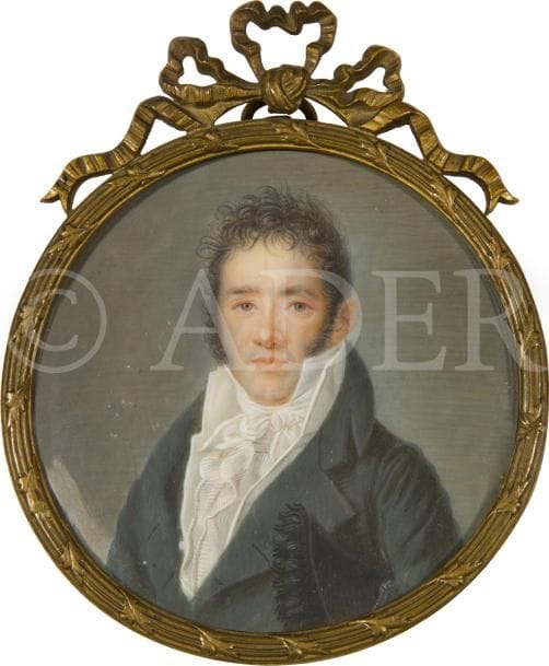 Homme portant son bicorne à plumes noires sous le bras (membre du corps préfectoral ?), en costume bleu, gilet blanc et jabot de dentelle, sur fond gris, époque Empire
Miniature sur ivoire du début du XIXe siècle, vers 1812, diam. 8,2 cm (mouillure en bas à gauche).
Cadre à chevalet en métal doré surmonté d’un nœud enrubanné de style Louis XVI, fin du XIXe siècle-début XXe siècle, H. totale 10,9 cm