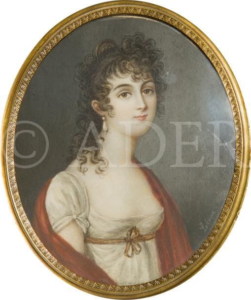 Jeune femme en robe blanche et châle rouge
Grande miniature sur ivoire de la fin du XIXe-début XXe siècle, signée à droite : Ledoux
Ovale, 10,2 x 8,4 cm ; cadre en loupe de placage et large visière de laiton moulé et doré, 19,2 x 18,8 cm (petits manques).
Femme en toque et tenue de bal, drapée dans un manteau bleu 
Miniature sur ivoire de la fin du XIXe siècle-début du XXe siècle- début du XIXe siècle
Signée à gauche : E. Dupoix
Ovale, 5,5 x 4,9 cm ; cadre en bois de placage à visière de laiton doré, rect. 12 x 9,7 cm