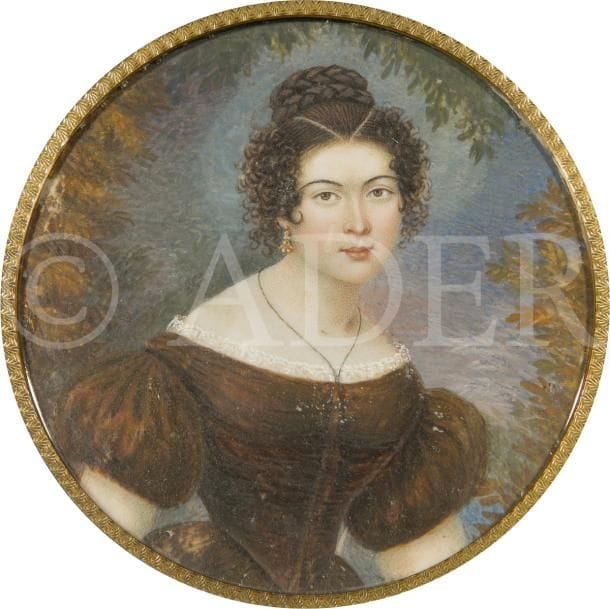 Portrait de jeune femme en chignon tresse et robe marron à manches ballon, dans un paysage
Miniature sur ivoire du XIXe siècle, vers 1825 (petits accidents), diam. 7,2 cm.
Cadre en bois noirci (fendu) à visière de laiton doré, 14,5 x 14,2 cm.

On y joint un portrait de femme blonde dans le goût du XVIIIe siècle, miniature sur ivoire de la fin du XIXe siècle, ovale à vue 4,8 x 3,8 cm, dans un joli cadre en bois doré à décor de raies de cœur et de feuillage (petits chocs), rect. 13,7 x 12,6 cm