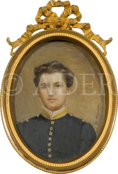 Blanche PIERRON (1867-1933)
Peintre, aquarelliste, peintre en miniature et sur porcelaine, membre de l’Union des femmes peintres et sculpteurs où elle exposa à de nombreux salons.
Lucien Finet en uniforme d’élève officier, bleu à collet jaune et bouton dorés
Miniature sur ivoire du XIXe siècle, ovale 7 x 5,2 cm
Signée en bas à droite : Bl. Pierron
A l’intérieur du cadre, identification manuscrite : « Lucien Finet / frère de grand-père Finet / mort en 1890. /Pour sa petite nièce Lucienne ».
Cadre chevalet en métal doré surmonté d’un nœud enrubanné à nœud, ovale totale H. 10 cm