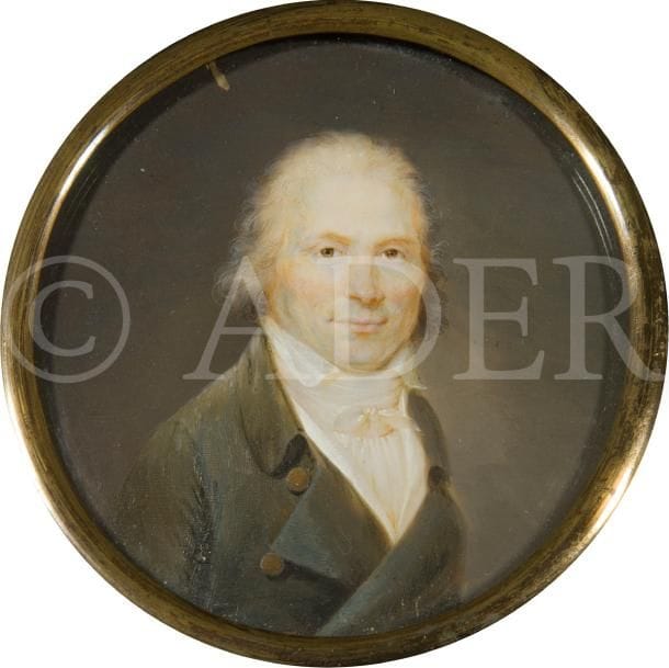 Portrait d’homme aux cheveux poudrés, en veste moirée marron à grands rabats, sur fond marron
Miniature sur ivoire de la fin du XVIIIe siècle, vers 1798, diam. 6,2 cm
Cadre en bois tourné et vernis noir du XIXe siècle, à visière de laiton doré, diam. 11,4 cm