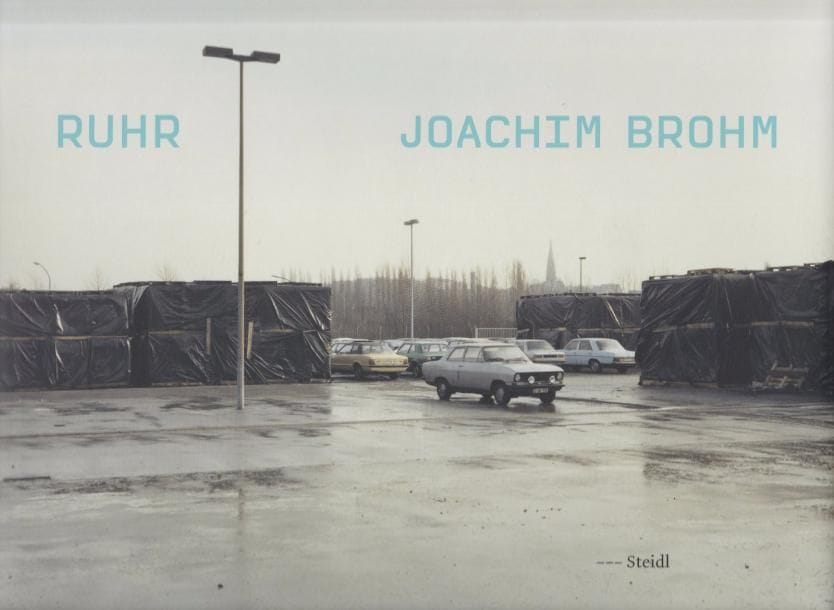 BROHM, JOACHIM (1955)
Ruhr. Fotografien 1980-1983.

Steidl - Josef Albers. Museum Quadrat, Göttingen, 2007.

In-4 oblong (30 x 25 cm). Édition originale de tête, limitée à 78 ex., accompagnée d'une épreuve couleurs (C print), signée et numérotée au verso sur Fujicolor Crystal Archive Paper (Essen, 1981). 150 pp. Texte de Heinz Liesbrock. Cartonnage d'éditeur sous jaquette illustrée et coffret.