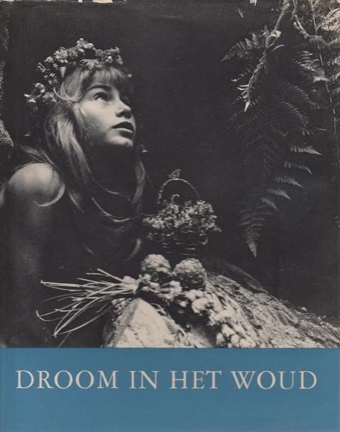 KANDO, ATA (1913)
Droom in het wood. 

Uitgeverij contact, Amsterdam - Antwerpen, 1957. 

In-4 (28 x 22 cm). Édition originale. [44] pp. Textes de Thomas Kando. Nombreuses illustrations reproduites en héliogravure. Reliure toilée blanche et titre imprimé en creux au dos sous jaquette illustrée.