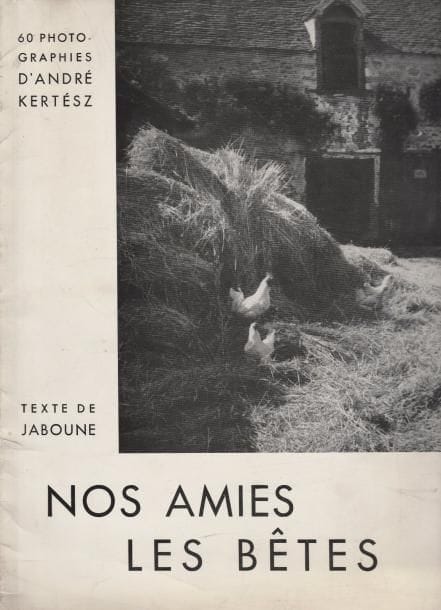KERTESZ, André (1894-1985)
Nos amies les bêtes.

Texte de Jaboune.

Éditions d'Histoire de l'Art, Librairie Plon, Paris, 1936.

In-4 (30 x 22,5 cm). Édition originale, brochée. 60 photographies imprimées en héliogravure. Couverture souple illustrée (petites taches sur couverture). 