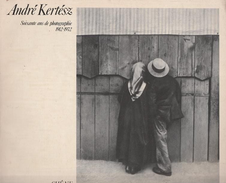 KERTESZ, André (1894-1985)
Soixante ans de photographie 1912-1972.

Éditions du Chêne, Paris, 1972.

In-8 oblong (25 x 27 cm). Édition originale, signée par Kertész (dédicace effacée). 224 pp. Photographies imprimées en héliogravure. Reliure en tissu sous jaquette illustrée.