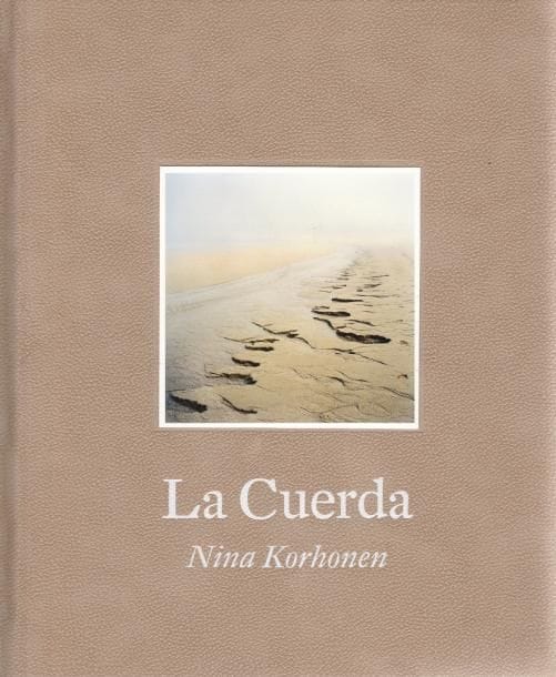 KORHONEN, NINA (1961)
La Cuerda.

Nina Korhonen, 2013.

In-8 (24,5 x 21 cm). Édition originale de tête. Un des 5 exemplaires, numérotés et signés, accompagnés d’un tirage original « The Horse » (22 x 18,5 cm), numéroté et signé par Nina Korhonen. Reliure en peau avec reproduction photographique et titres en blanc sous emboîtage en tissu rouge de l’édition de tête.