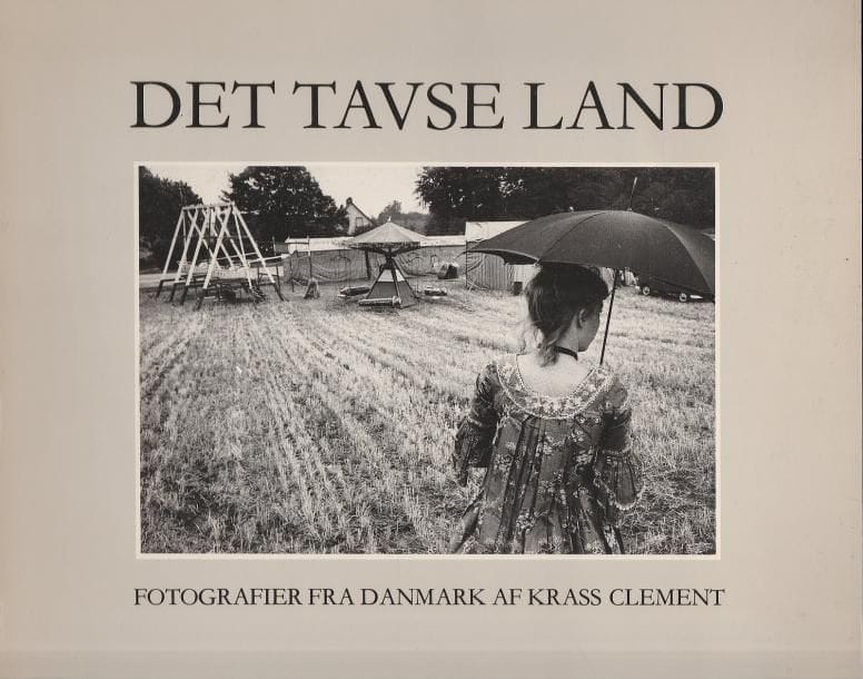 Krass, Clément (1946)
Det tavse land.

Borgen, Kobenhavn, 1981.

In-8 (25 x 27 cm). Édition originale brochée, signée par Krass Clément. 102 pp. Couverture souple illustrée. 