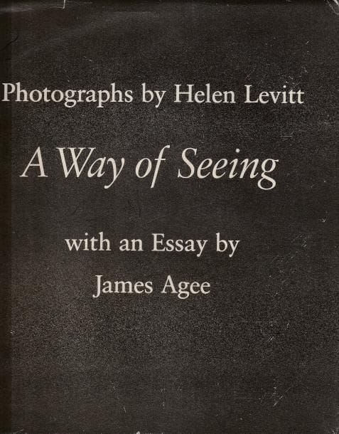 Levitt, Helen (1913-2009)
A Way of Seeing. 

Photographs of New York By Helen Levitt.

Essay By James Agee. 

Horizon Press, 1981.

In-4 (27 x 24 cm). Édition augmentée de 24 photographies par rapport à celle de 1965. Exemplaire signé en page de titre par Helen Lewitt. Reliure d’éditeur sous jaquette illustrée. 