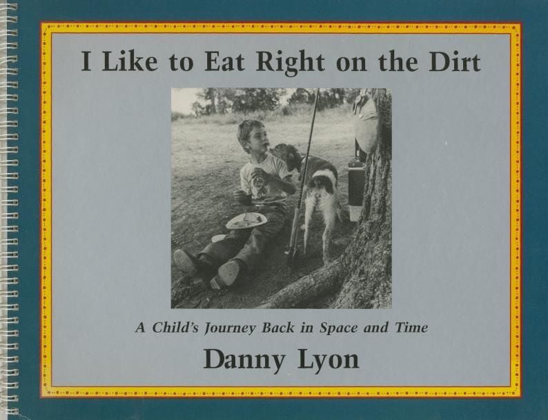 Lyon, Danny (1942)
I Like to Eat Right on the Dirt.

Bleak Beauty, 1989.

In-folio (36 x 28 cm). Édition originale, signée par Danny Lyon. Reliure spirale d'éditeur.
