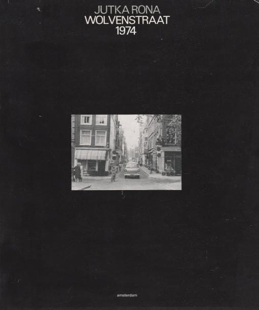 RONA, JUTKA 
Wolvenstraat 1974.

Amsterdam, 1975.

In-8 (20 x 20 cm). Édition originale, brochée, signée par le photographe.