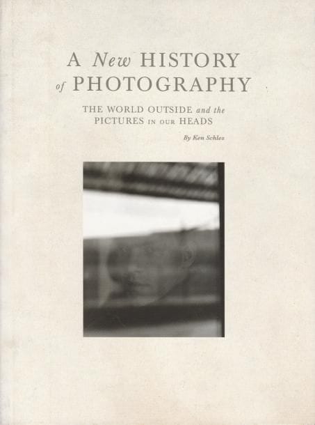 SCHLES, KEN (1960)
A new history of photography.

White Press, 2008.

In-4 (27 x 21 cm). Édition originale numérotée, signée par Ken Schles, tirée à seulement 350 exemplaires. 174 pages. Reliure d'éditeur sous jaquette llustrée.