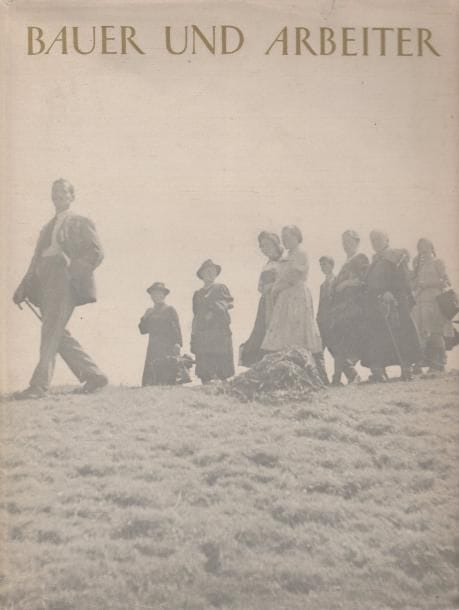 SENN, PAUL (1901-1953)
Bauer und Arbeiter.

Suisse, 1943.

In-4 (28 x 22 cm). Édition originale. 70 photographies d'ouvriers et paysans en Suisse dans les années 40 par Paul Senn. Relié avec jaquette.