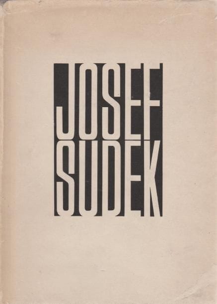 SUDEK, Josef (1896-1976)
Josef Sudek Fotografie.

Statni Nakladatelstvi Krasne Literatury, Prague, 1956.

In-8 (24 x 17,5 cm). Édition originale. 47 pp. de texte. 232 photographies imprimées en héliogravure. Cartonnage toilé d'éditeur sous jaquette avec titre imprimé (défauts).