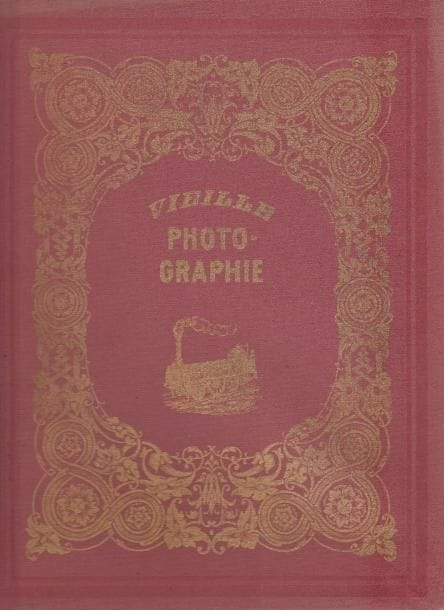 VIEILLE PHOTOGRAPHIE.
La vieille photographie depuis Daguerre jusqu'à 1870.

Henri Lefebvre, 1935.

In-4 (30 x 24 cm). Édition originale. Reliure titrée.
