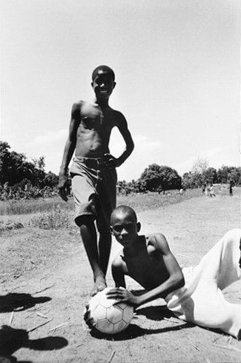 Turenne Myrtho CANGE [haïtien] (Né en 1974)
Les joueurs de football, 2000, Haïti Photographie argentique noir et blanc. Tirage Agfa APX 100. Signée au dos. 50 x 41 cm
