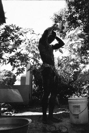 Turenne Myrtho CANGE [haïtien] (Né en 1974)
La Toilette, 2000, Haïti Photographie argentique noir et blanc. Tirage Agfa APX 100. Signée au dos. 50 x 41 cm