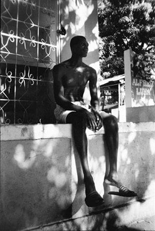 Turenne Myrtho CANGE [haïtien] (Né en 1974)
Le gardien du cimetière, 2000, Haïti Photographie argentique noir et blanc. Tirage Agfa APX 100. Signée au dos. 50 x 41 cm