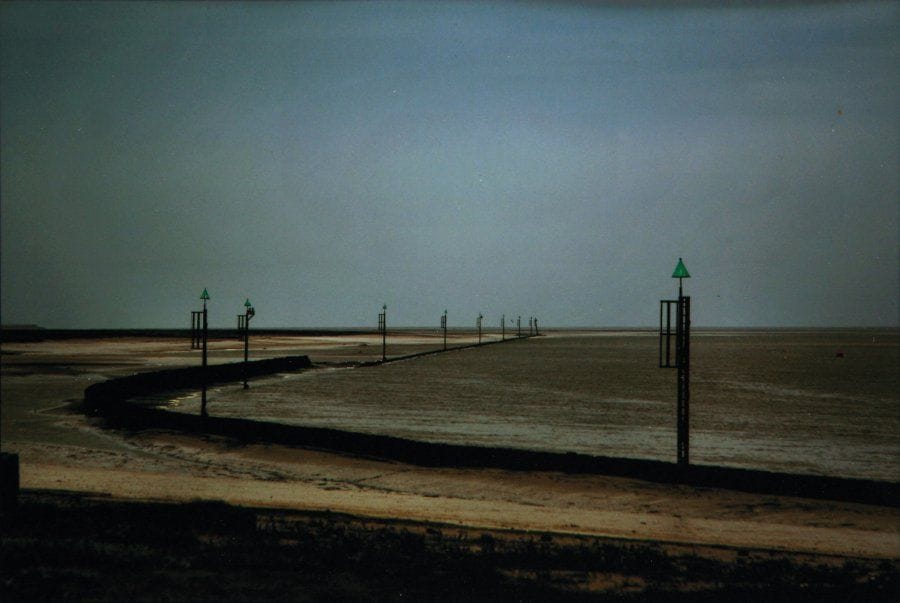 Marianne TOUCHARD-HEYMAN (Née en 1957)
Sombre Somme Tirage numérique par négatif plus d'une photographie argentique en couleur. Numéroté 3/7. Signé et daté «07» en bas à droite. Daté au dos «2007» et titré. Encadré. 30 x 40 cm