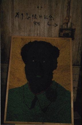 Zhe FAN [chinois] (Né en 1977)
Portrait de Mao en allumettes Photographie en couleur du portrait de Mao en allumettes. Installation flambée en 2008. Tirage unique. Encadrée. 30 x 20 cm