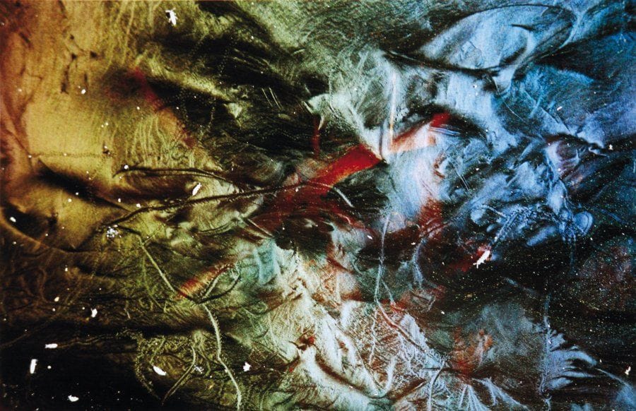 Yolande FINKELSZTAJN
Le fond de l'oeil est bleu Photographie argentique en couleur numérotée 1/30. Signée au dos, datée «2004» et titrée. 24 x 36 cm