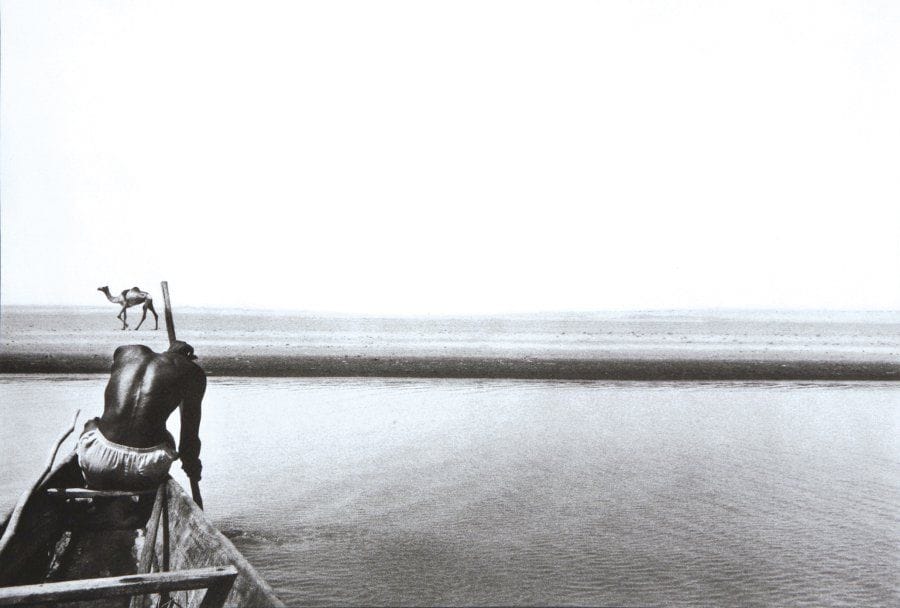Françoise HUGUIER (Née en 1942)
Le Chameau Phototypie noir et blanc numérotée III/VII. Signée et datée «2001» en bas à droite. Monogrammée en bas à gauche. 56 x 76 cm