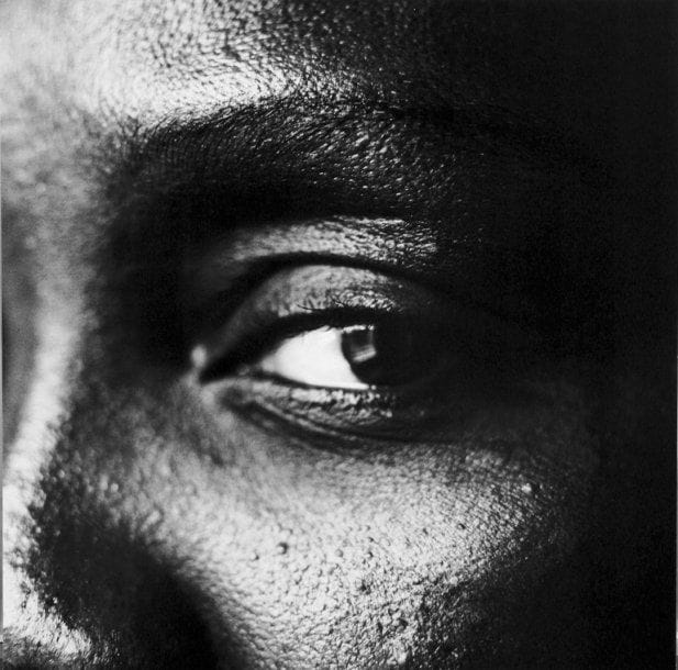 Anabell GUERRERO (Née en 1958)
Sans titre X Photographie noir et blanc, tirage baryté sur aluminium. Signée au dos, datée «2006» et titrée. 76 x 76 cm Série Voix du Monde/Délocalisation
