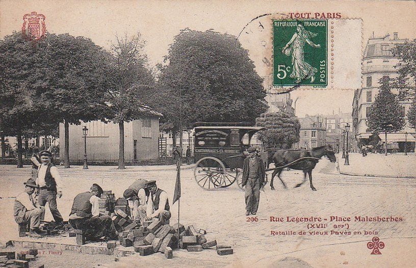 PARIS : la retaille de vieux pavés en bois rue Legendre - V - TBE