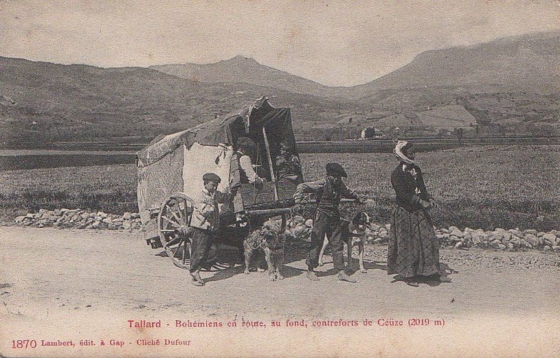 HAUTES-ALPES : TALLARD groupe de bohémiens ( attelage à chiens ? ) N - BE ( coins légèrement arrondis )