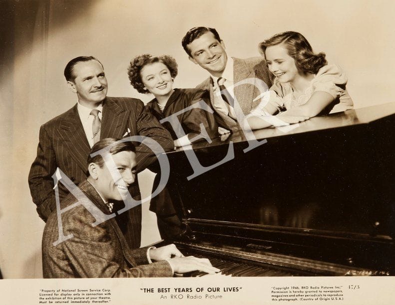 The best years of our lives (Les plus belles années de notre vie), 1946. De William Wyler, avec Dana Andrews, Teresa Wright, Virginia Mayo, Fredric March et Harold Russel. Neuf épreuves d'exploitation d'époque. Tampon de presse aux versos. Formats : 23 x 17,5 et 20,5 x 25,5 cm.
