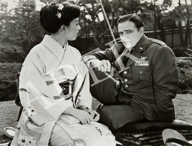 Sayonara, 1957. De Joshua Logan, avec Marlon Brando, Patricia Owens et Miiko Taka. 17 épreuves d'exploitation d'époque. Tampon de la Warner Bros et tampons de presse aux versos. Formats : de 21,5 x 16,5 à 25,5 x 20,5 cm.