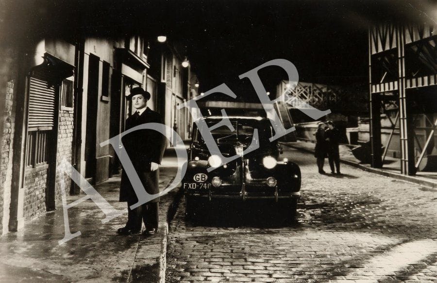Raymond Voinquel (1912-1994) Les Portes de la nuit, 1946. De Marcel Carné, avec Pierre Brasseur, Serge Reggiani, Yves Montand, Nathalie Nattier et Jean Villar.Cinq épreuves argentiques d'époque. Légendes manuscrites aux versos. Format moyen : 21 x 30 cm.