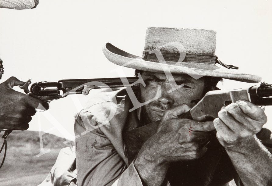 The good, the bad and the ugly (Le bon, la brute et le truand), 1966. De Sergio Leone, avec Clint Eastwood, Eli Wallach et Lee Van Cleef. Neuf épreuves argentiques d'époque par Vaselli. Tampon Foto Vaselli aux versos. 24 x 18 cm.