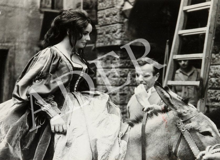 The taming of the shrew (La mégère apprivoisée), 1967. De Franco Zeffirelli, avec Elisabeth Taylor, Richard Burton, Michael York et Natasha Pyne. Six tirages argentiques d'époque par Paul Ronald et Bob Penn. Tampon du film avec mention des photographes sur quelques versos. 27 x 21 cm.