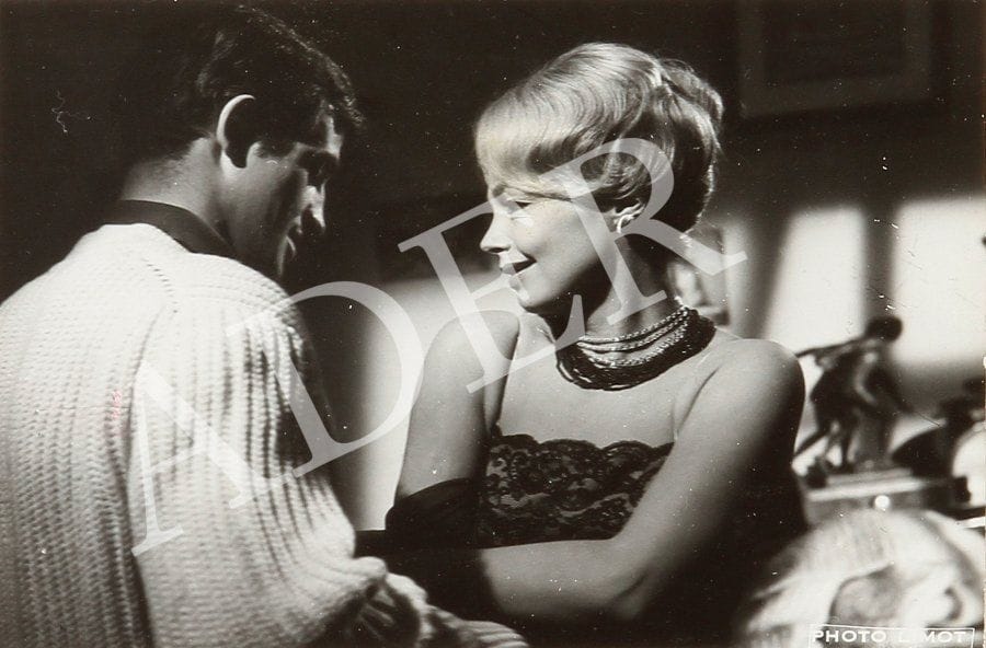 La française et l'amour, 1960. 13 épreuves argentiques d'époque par Limot (11) et Giancarlo Botti (2). Tampon des photographes aux versos ou mention "Photo Limot" dans l'image en bas à droite. Formats : de 9 x 11,5 à 30 x 20 cm.