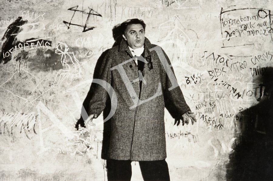 Allan Ballard (né en 1943) Federico Fellini sur le tournage de Satyricon, 1969. Quatre épreuves argentiques d'époque. Tampons de presse et étiquettes tapuscrites aux versos. Format moyen : 30 x 22 cm.