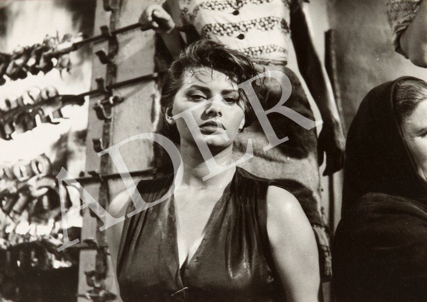 La fille du fleuve, 1954. De Mario Soldati, avec Sophia Loren, Rick Battaglia, Gérard Oury et Louise Bourdin. 17 épreuves argentiques d'époque. Formats : 12 x 18 et 24 x 18 cm.