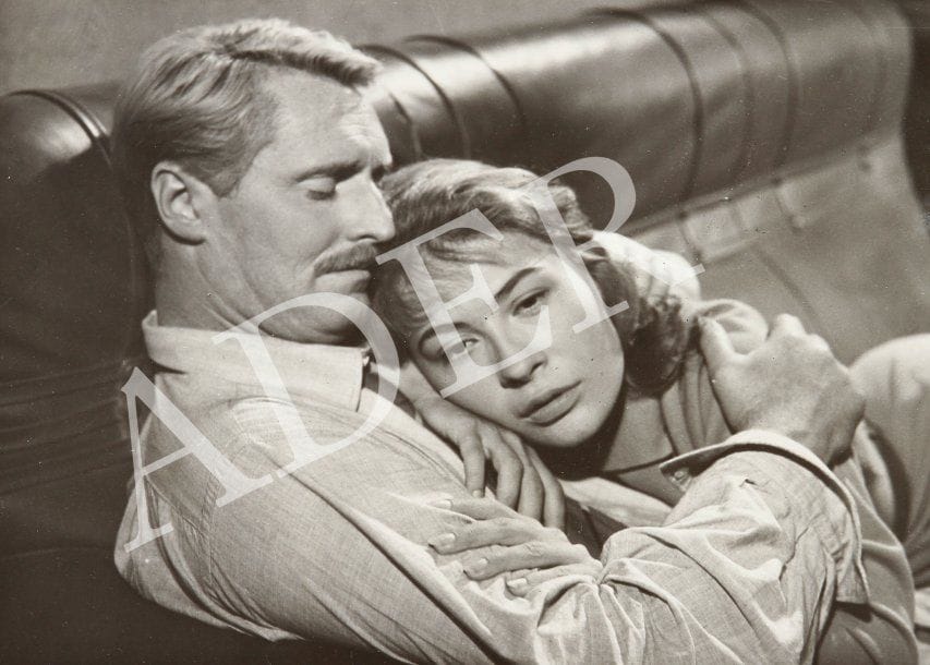 L'uomo di paglia (L'homme de paille), 1958. De Pietro Germi, avec Pietro Germi, Franca Bettoia, Luisa Della Noce et Edoardo Nevola. 13 épreuves argentiques d'époque. Tampon de presse aux versos. 24 x 18 cm. On joint un document original du film pour sa distribution.
